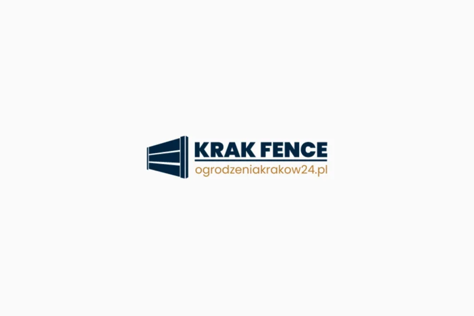 Logo dla Krak Fence ze stylizowaną grafiką ogrodzenia po lewej stronie, z napisem KRAK FENCE w kolorze granatowym i ogrodzeniakrakow24.pl w kolorze pomarańczowym poniżej - nowoczesny wygląd ogrodzenia Kraków i Małopolska, na białym tle.